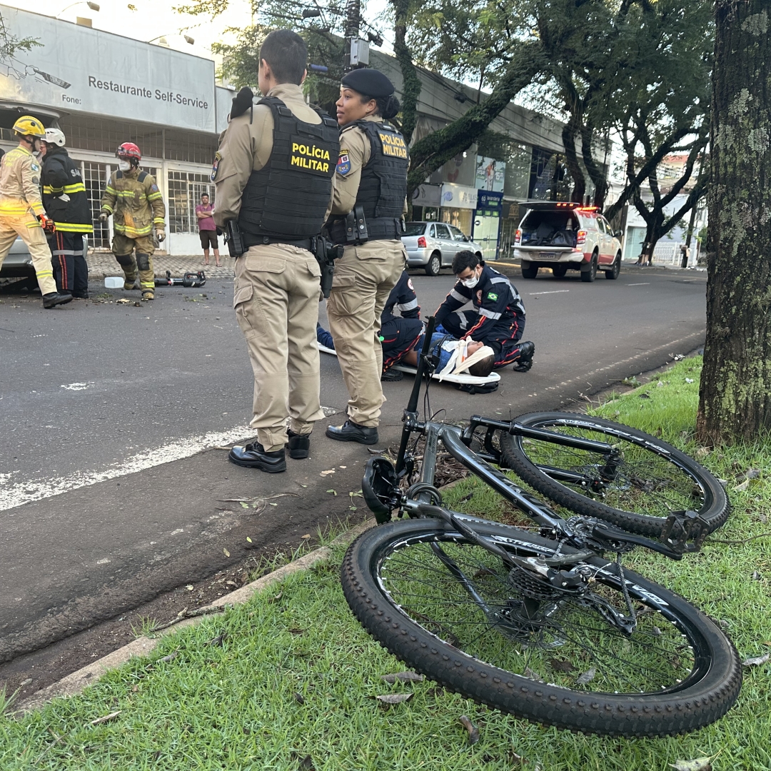 Motorista de carro e ciclista ficam feridos em acidente grave na zona 7