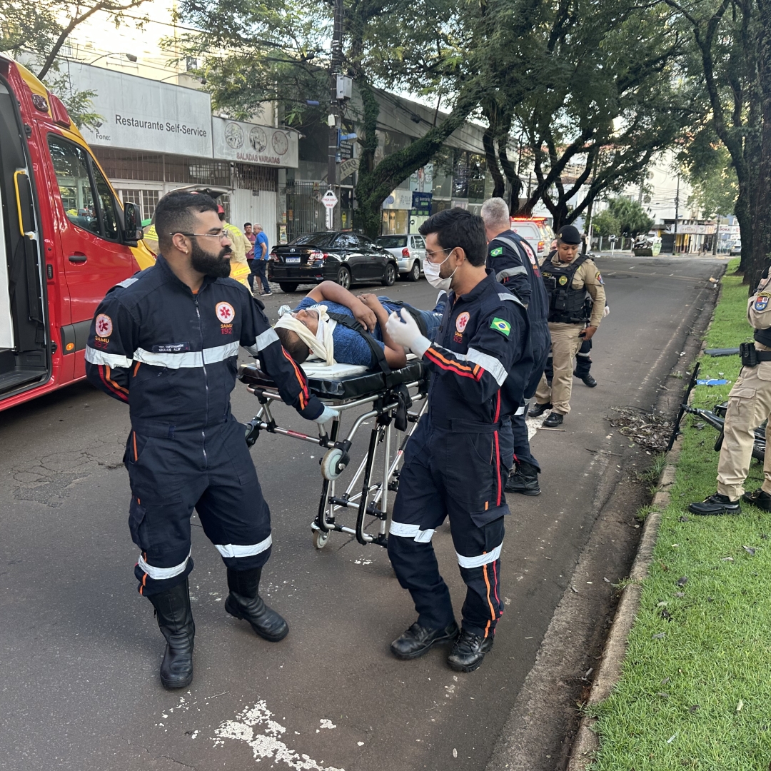 Motorista de carro e ciclista ficam feridos em acidente grave na zona 7