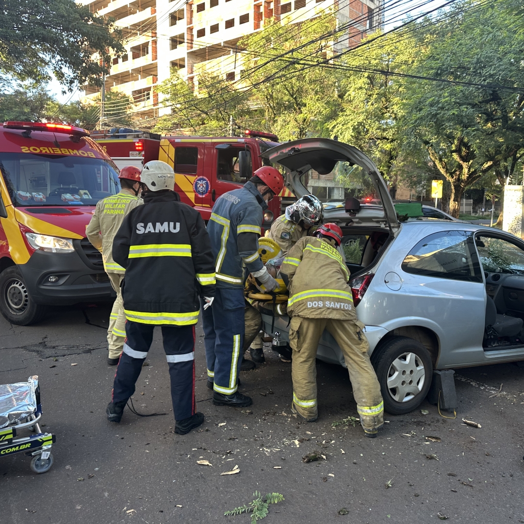 Motorista de carro e ciclista ficam feridos em acidente grave na zona 7