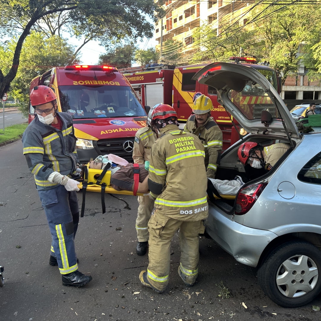 Motorista de carro e ciclista ficam feridos em acidente grave na zona 7