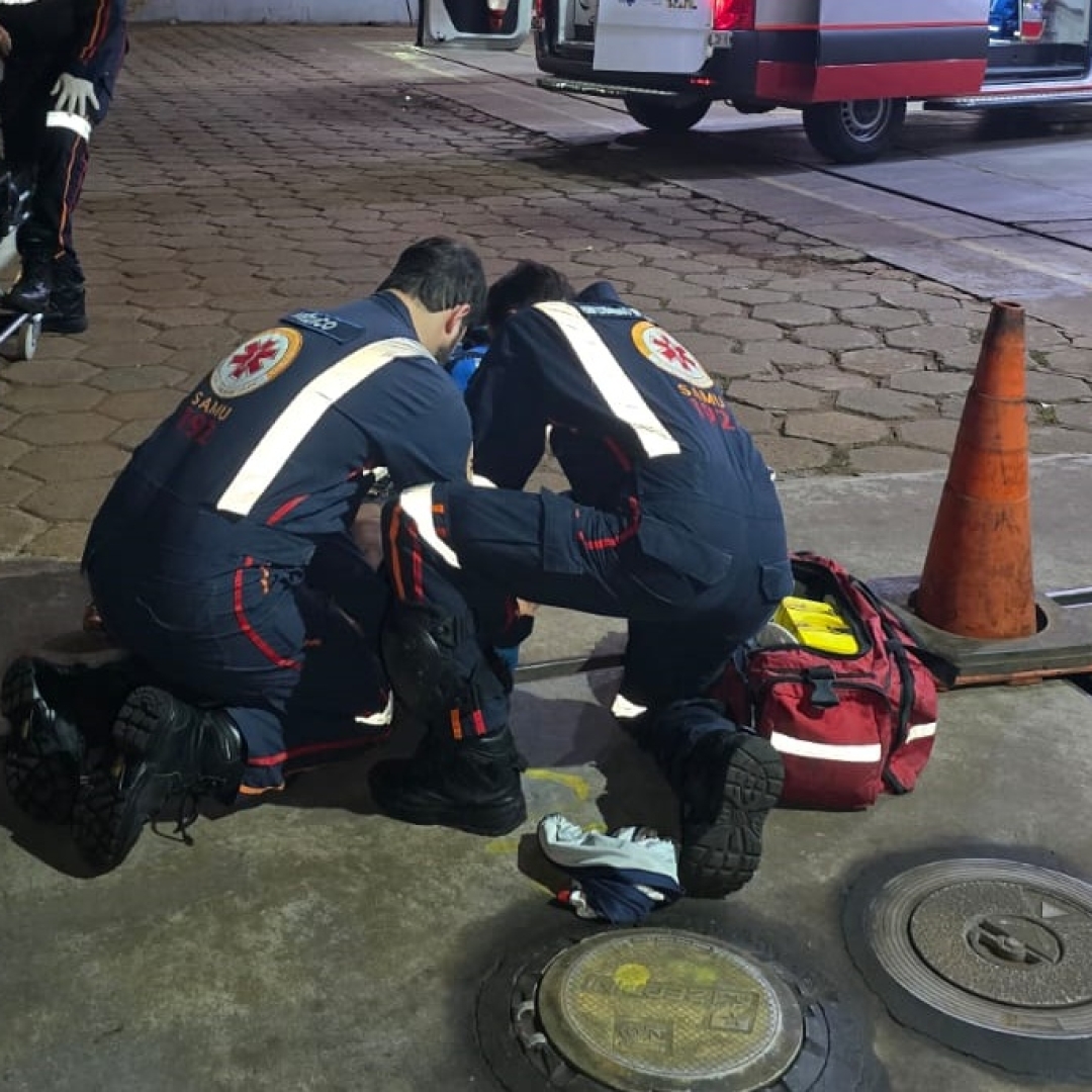 Ciclista sofre acidente grave ao ser atropelado por carro