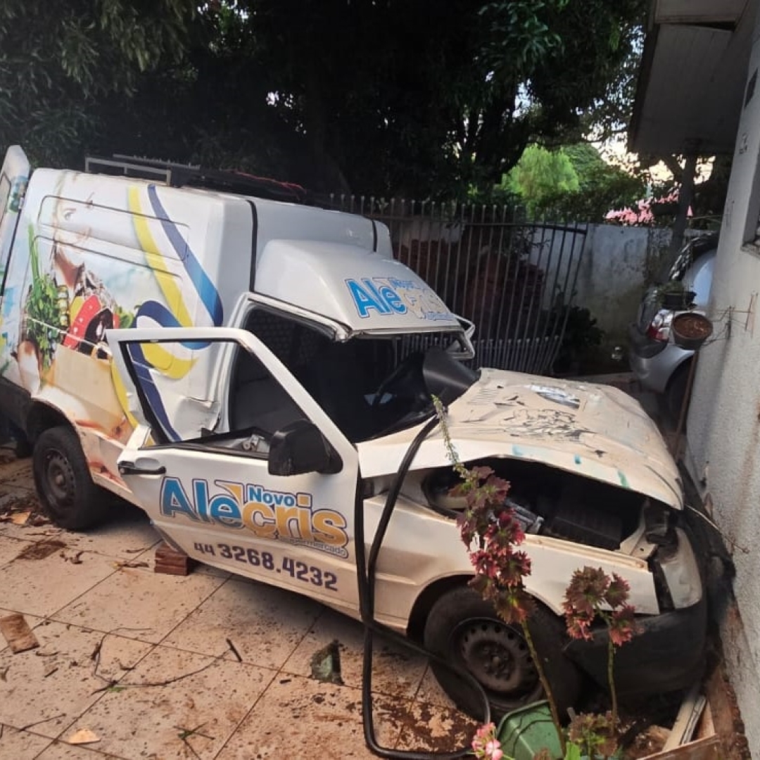 Veículo invade residência no Conjunto Branca Vieira em Maringá; duas pessoas ficam feridas