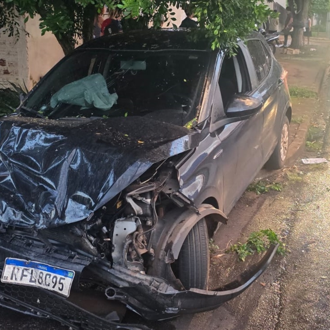 Veículo invade residência no Conjunto Branca Vieira em Maringá; duas pessoas ficam feridas