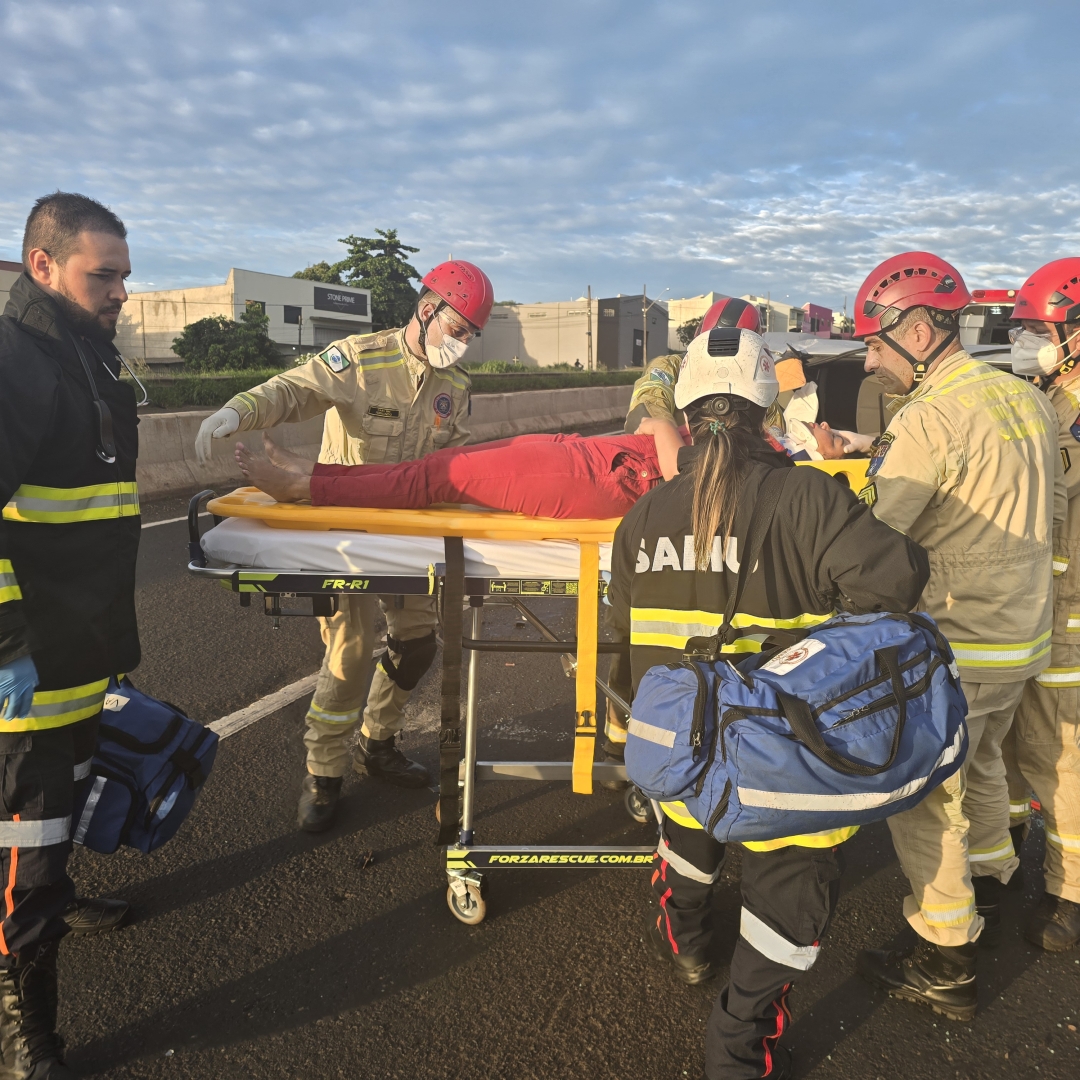 Mulher sofre ferimentos após sofrer acidente no Contorno Norte