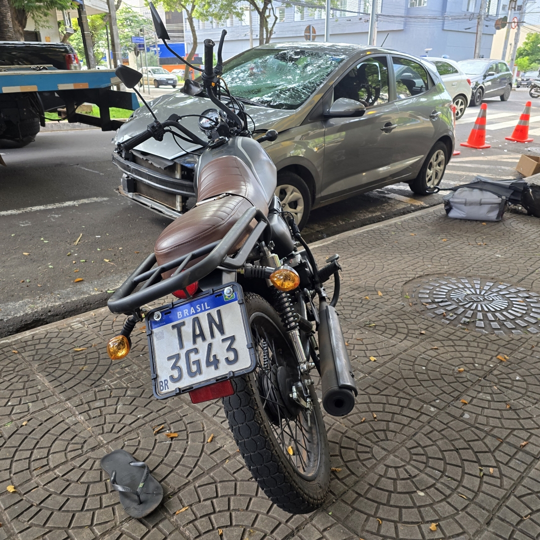 Moto que se envolveu em acidente no centro de Maringá era furtada