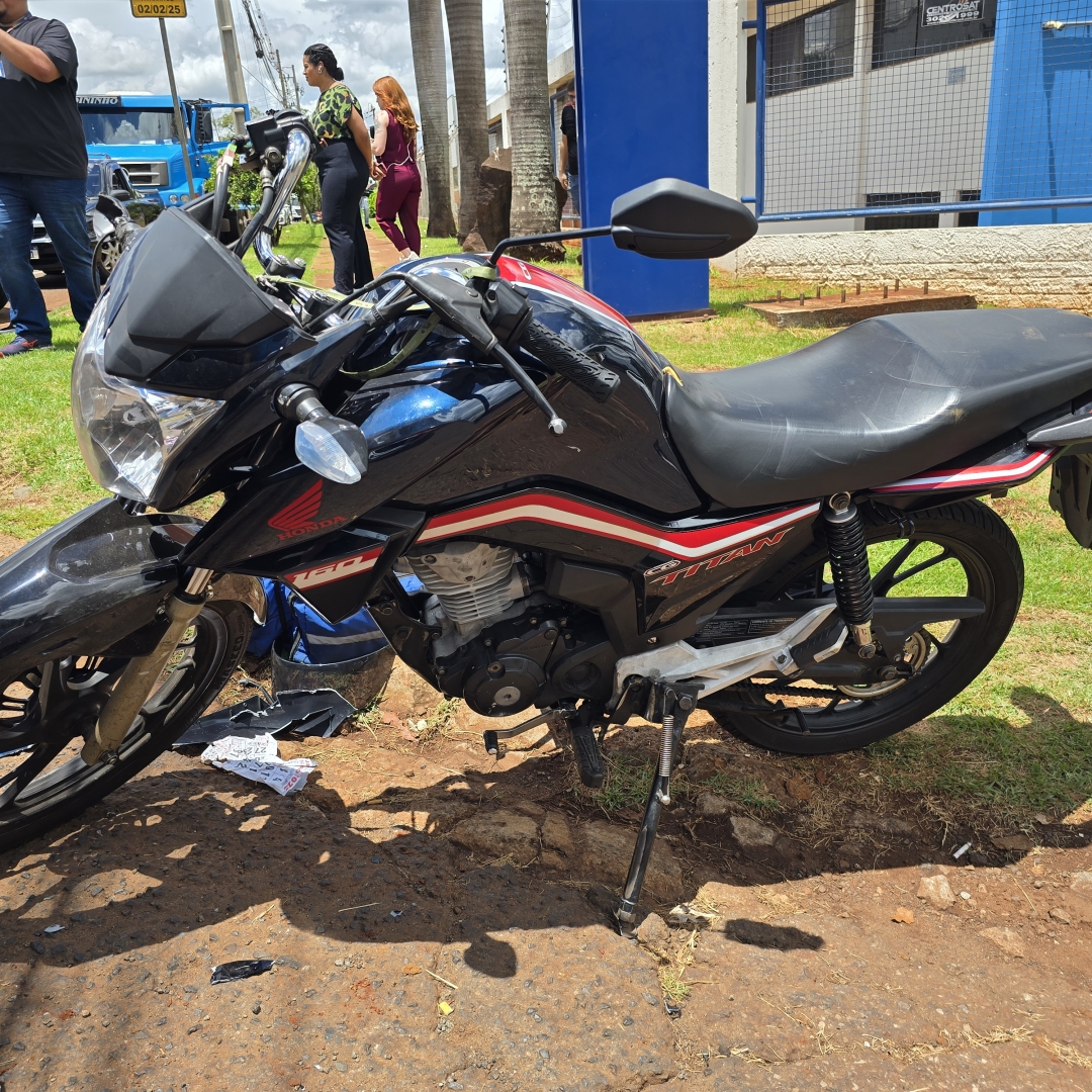 Motociclista escapa da morte após cair debaixo de caminhão 