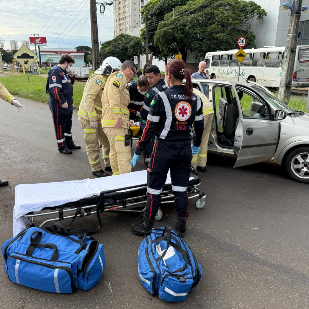 Idosa de 84 anos sofre acidente envolvendo dois automóveis em Maringá