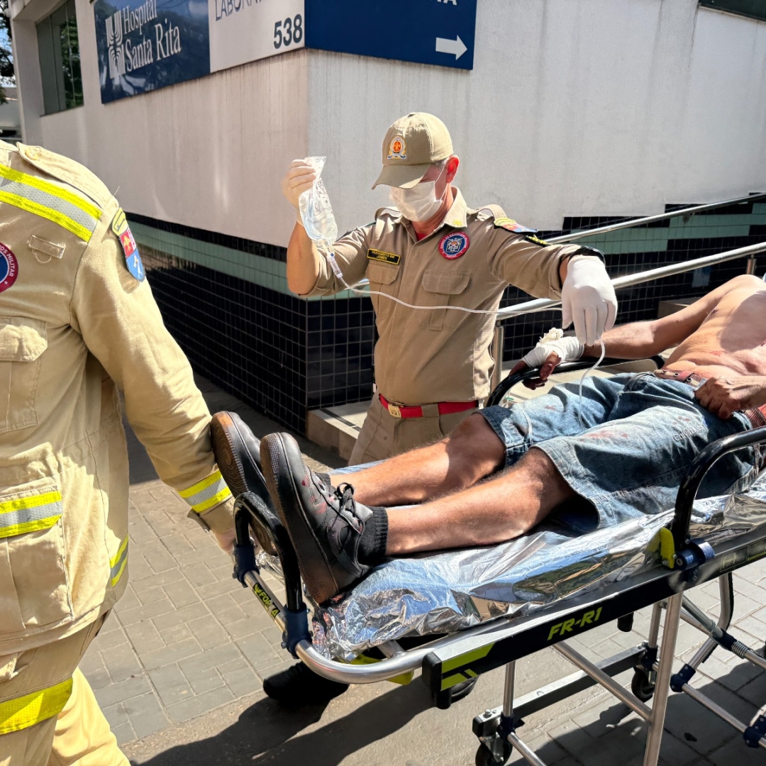 Morador de rua que se envolveu em briga em prédio abandonado pede ajuda em laboratório