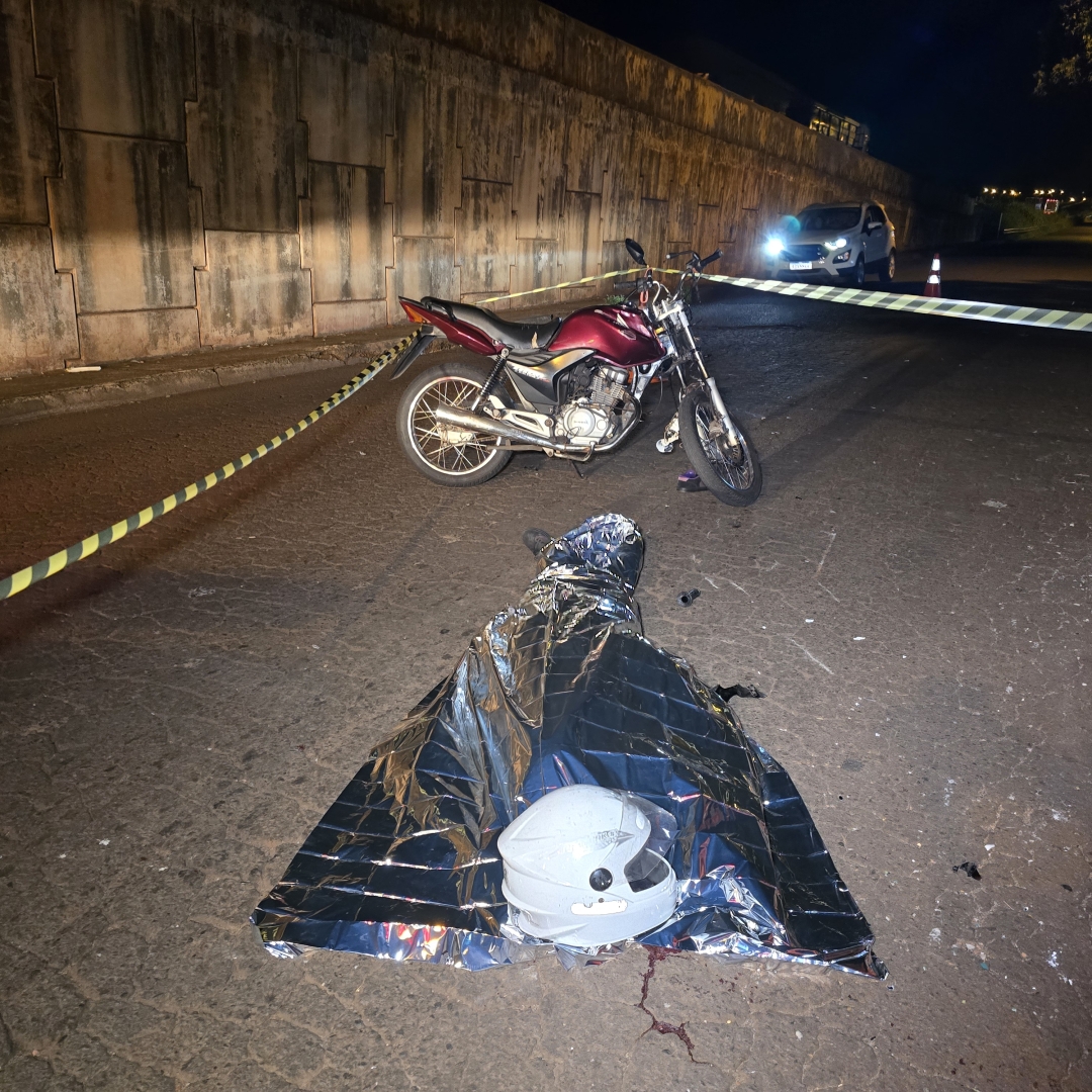 Jovem perde a vida ao bater motocicleta contra caçamba de entulhos