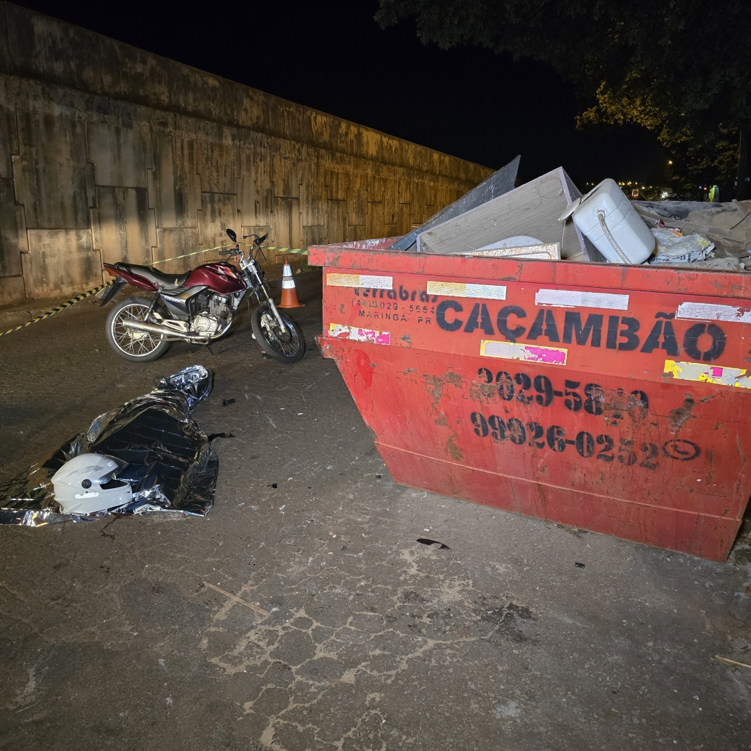 Jovem perde a vida ao bater motocicleta contra caçamba de entulhos