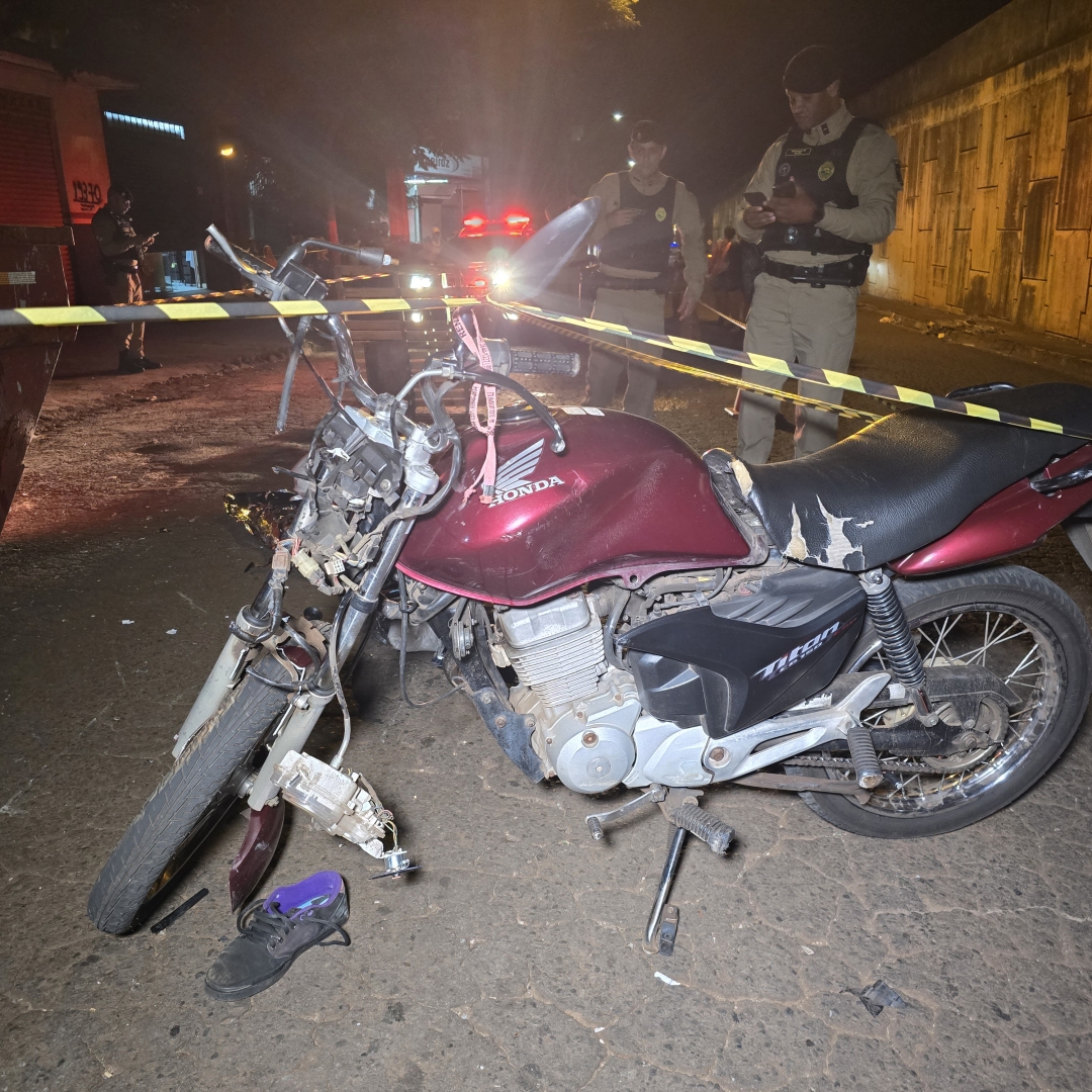 Jovem perde a vida ao bater motocicleta contra caçamba de entulhos