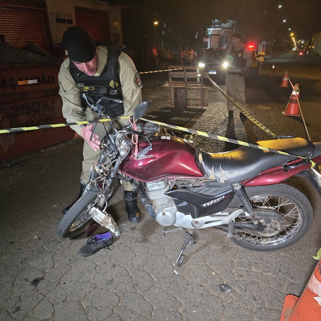 Jovem perde a vida ao bater motocicleta contra caçamba de entulhos