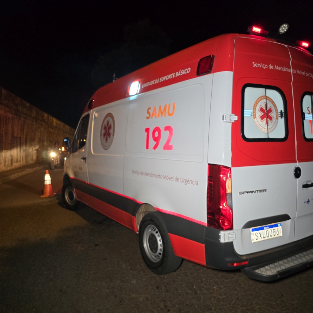 Jovem perde a vida ao bater motocicleta contra caçamba de entulhos