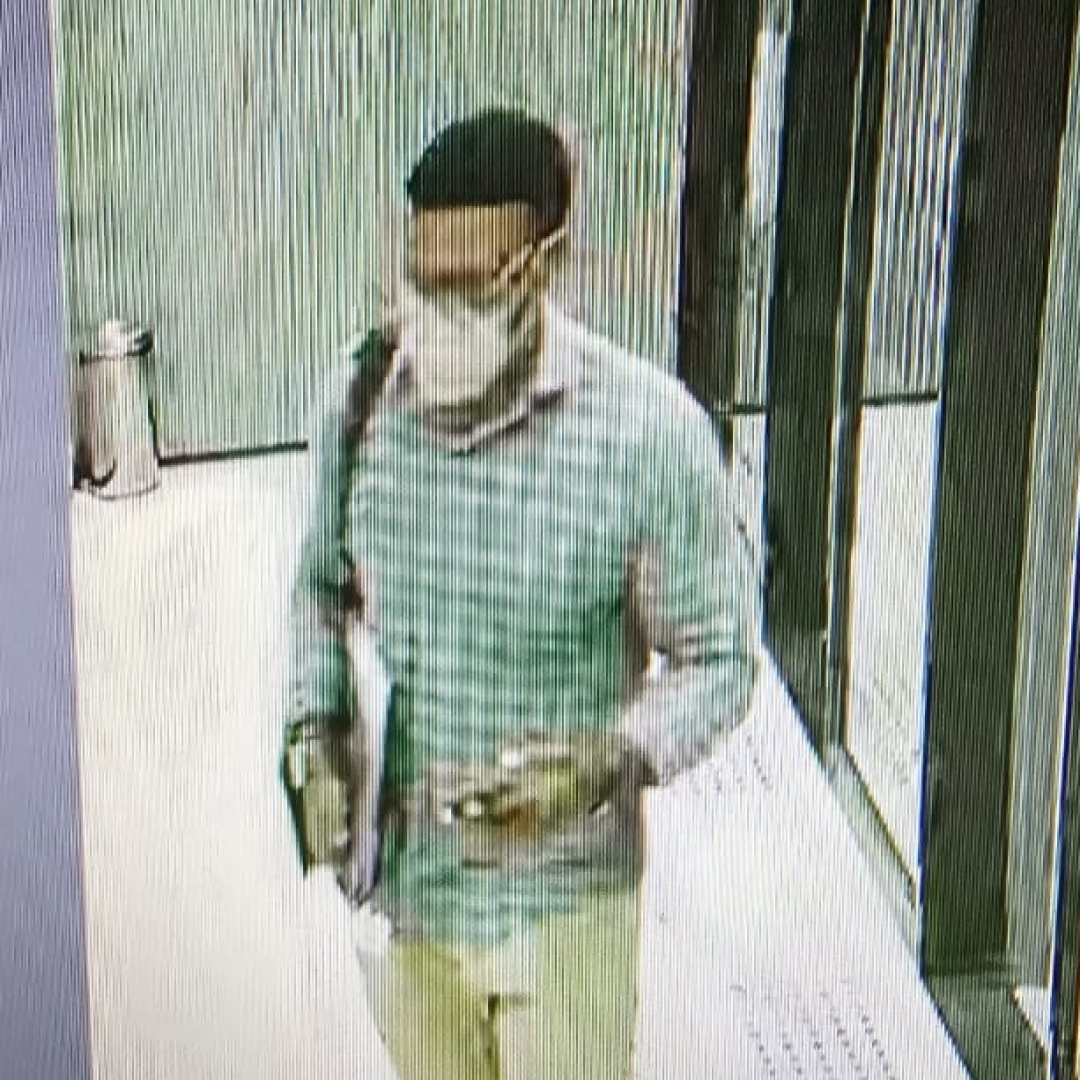 Suspeito usando máscara invade centro empresarial e furta objetos de uma sala comercial