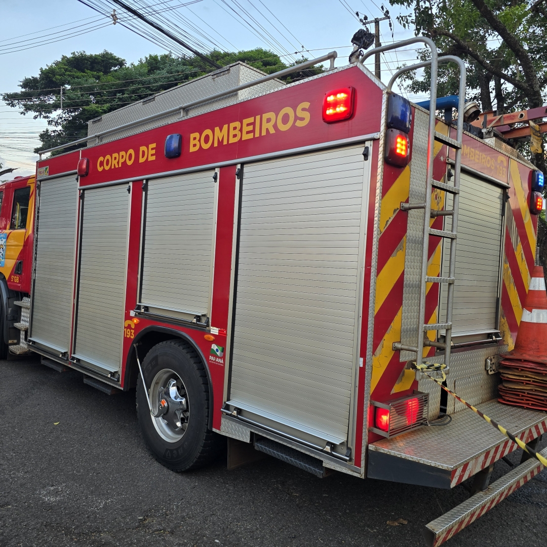 Dois adultos e uma criança são socorridos após colisão entre dois veículos no Jardim Andrade