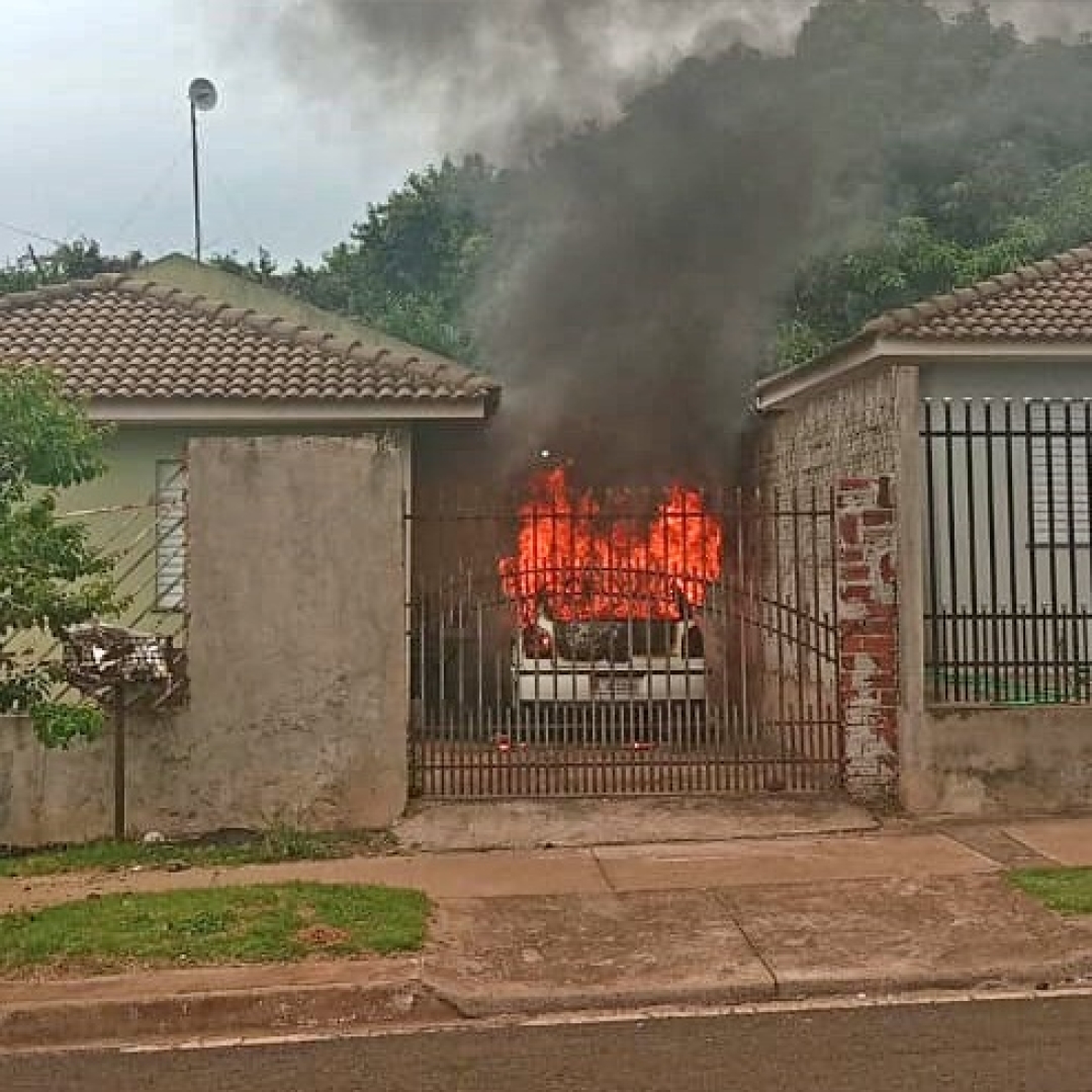 Criminosos retornam na casa de vítima ferida por tiro e colocam fogo em veículo