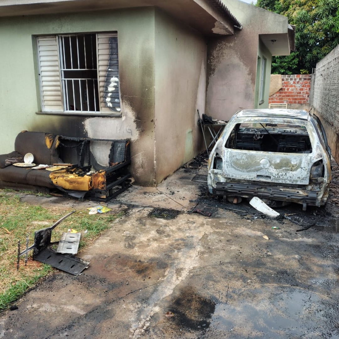 Criminosos retornam na casa de vítima ferida por tiro e colocam fogo em veículo