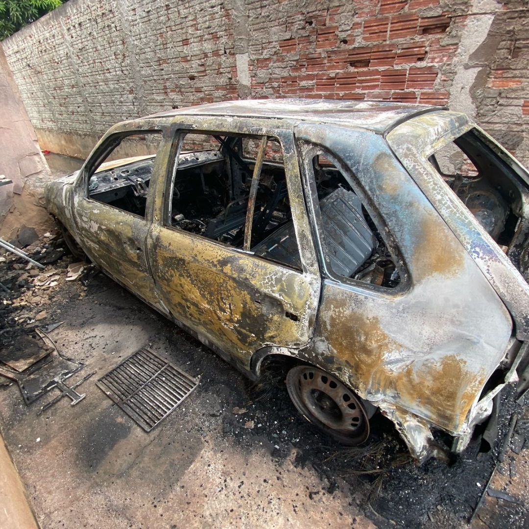 Criminosos retornam na casa de vítima ferida por tiro e colocam fogo em veículo