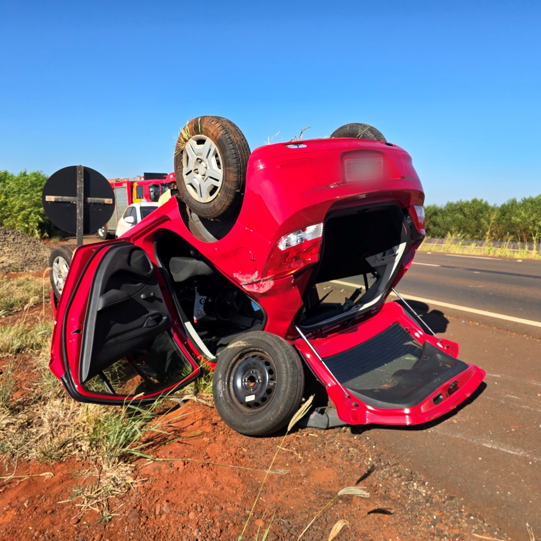 Mãe e filha são socorridas após carro capotar na rodovia PR-317