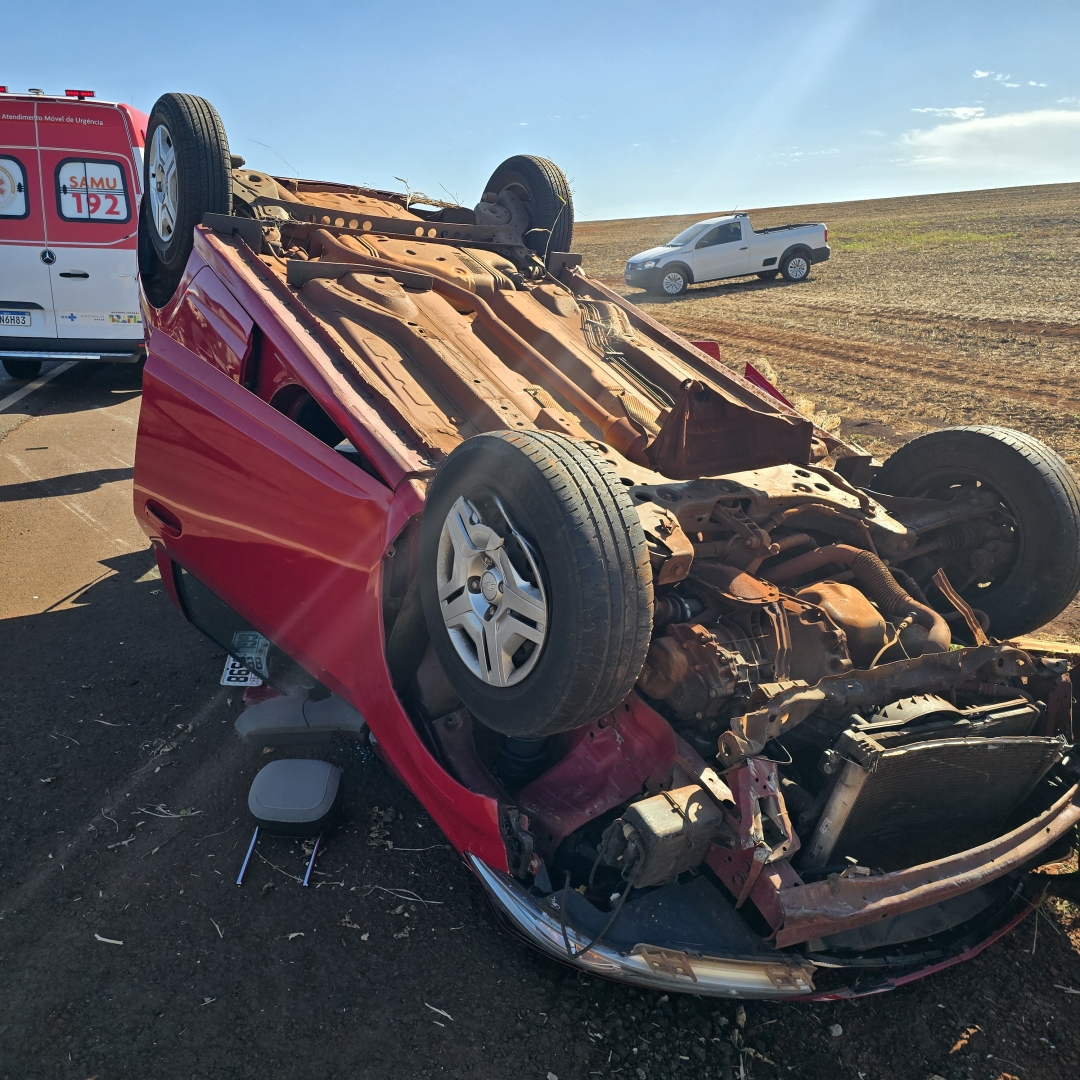 Mãe e filha são socorridas após carro capotar na rodovia PR-317