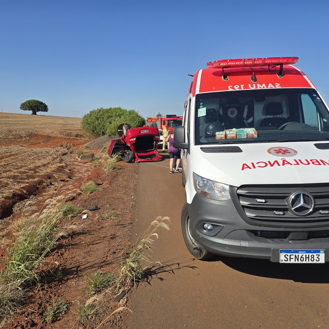 Mãe e filha são socorridas após carro capotar na rodovia PR-317