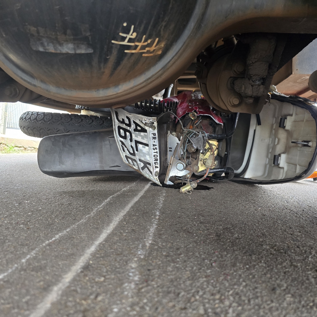 Moto fica debaixo dos rodados de caminhão após piloto sofrer acidente na Vila Santa Izabel