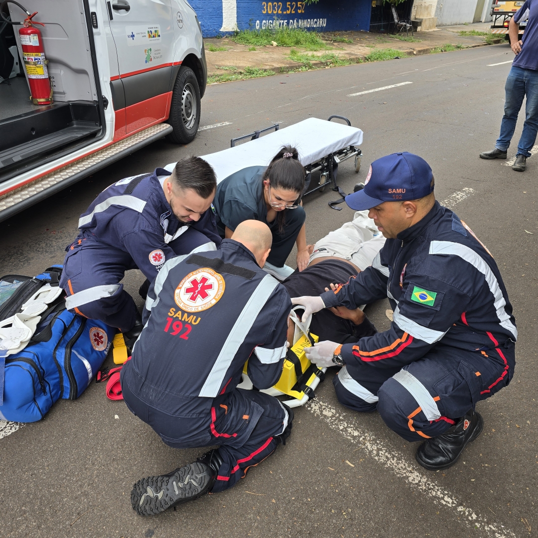 Moto fica debaixo dos rodados de caminhão após piloto sofrer acidente na Vila Santa Izabel