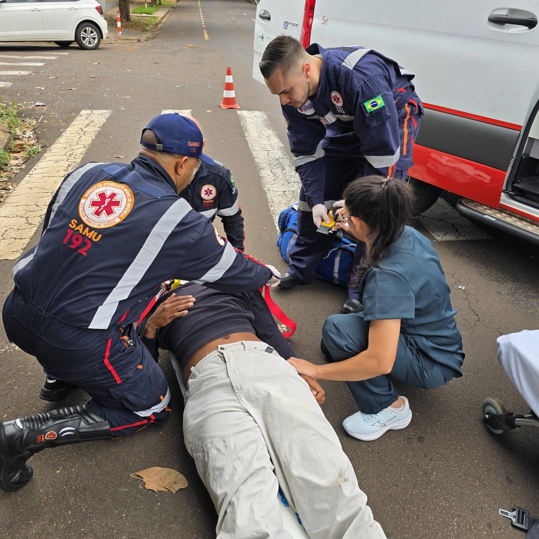 Moto fica debaixo dos rodados de caminhão após piloto sofrer acidente na Vila Santa Izabel