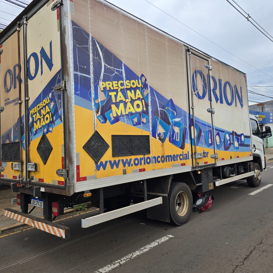 Moto fica debaixo dos rodados de caminhão após piloto sofrer acidente na Vila Santa Izabel