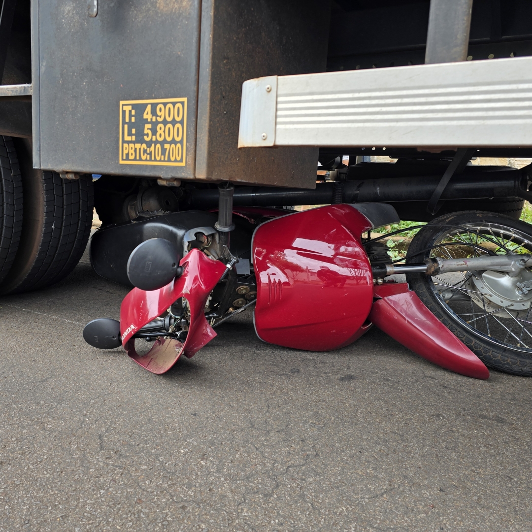 Moto fica debaixo dos rodados de caminhão após piloto sofrer acidente na Vila Santa Izabel