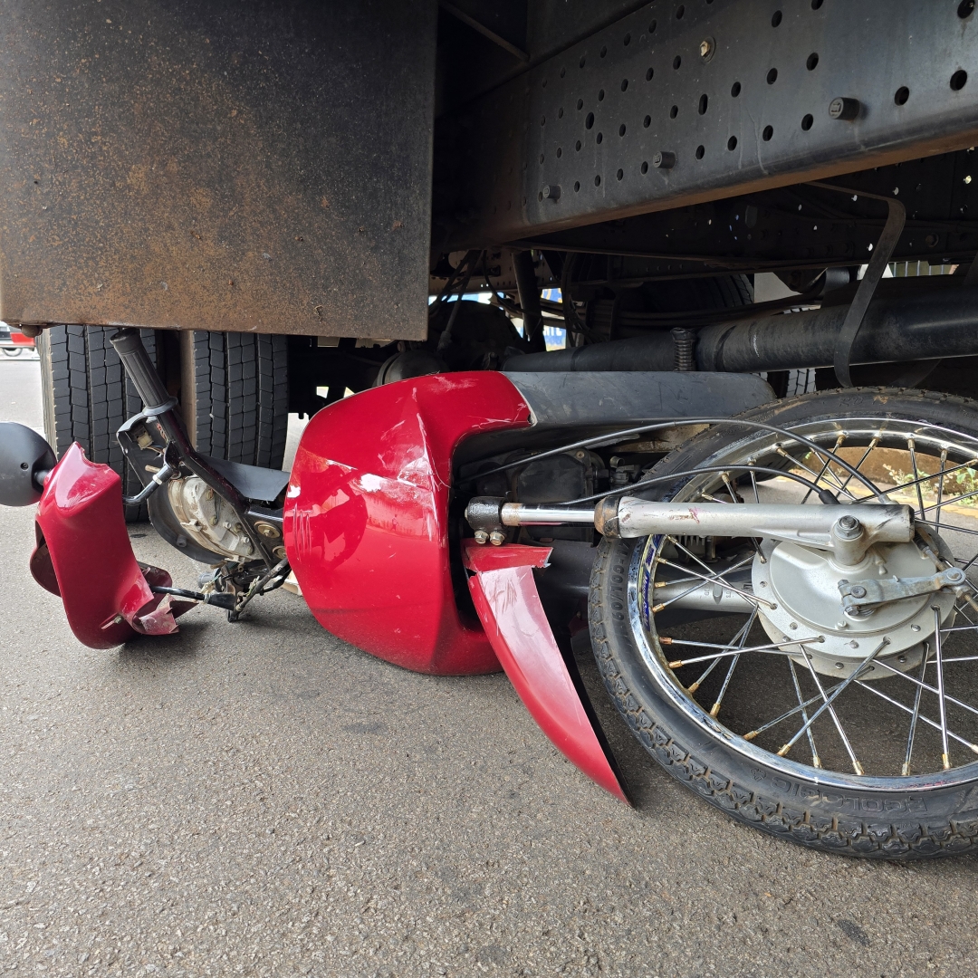 Moto fica debaixo dos rodados de caminhão após piloto sofrer acidente na Vila Santa Izabel