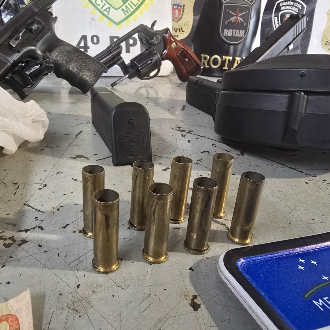 Armas, munições, drogas e carro furtado são apreendidos com casal em Maringá