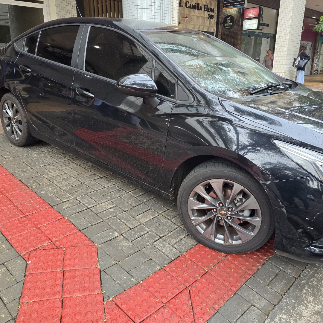 Morador de rua é atropelado por carro que saía de edifício no Novo Centro