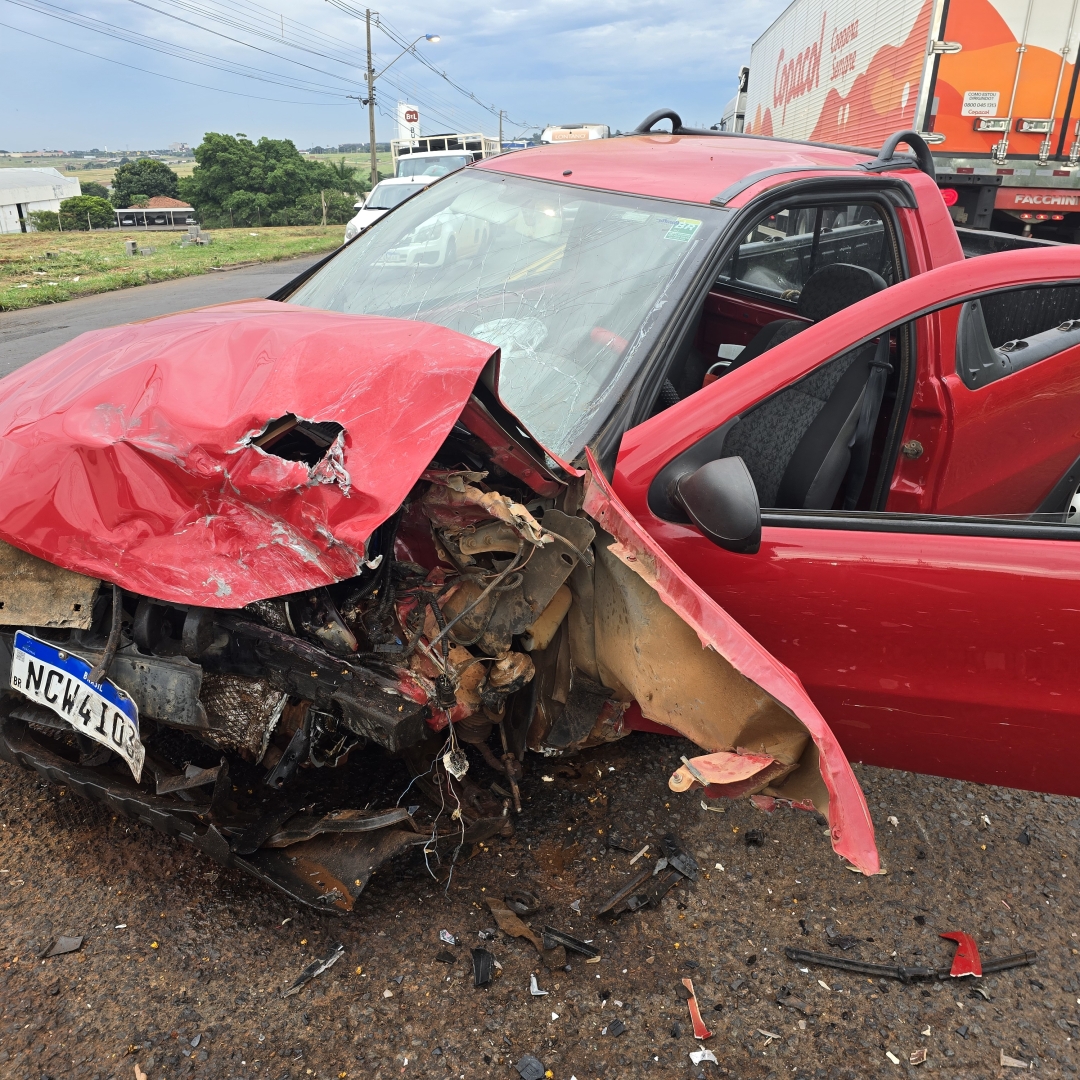 Motoristas são socorridos após colisão frontal no Contorno Sul