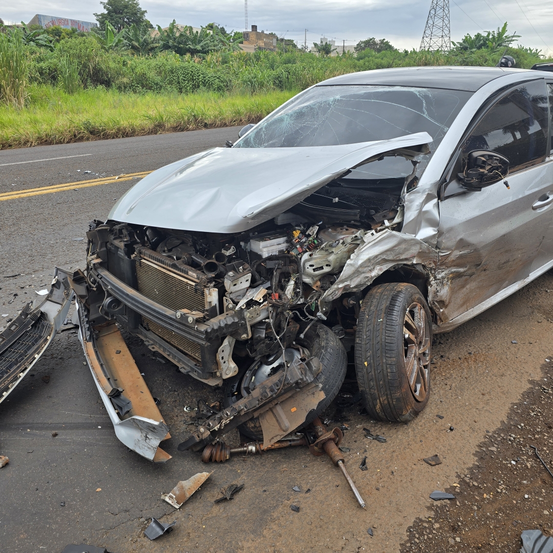 Motoristas são socorridos após colisão frontal no Contorno Sul