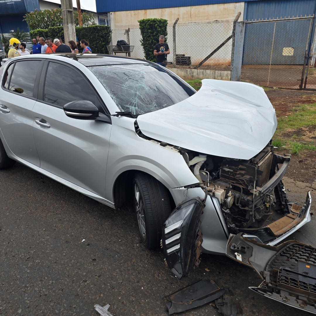 Motoristas são socorridos após colisão frontal no Contorno Sul