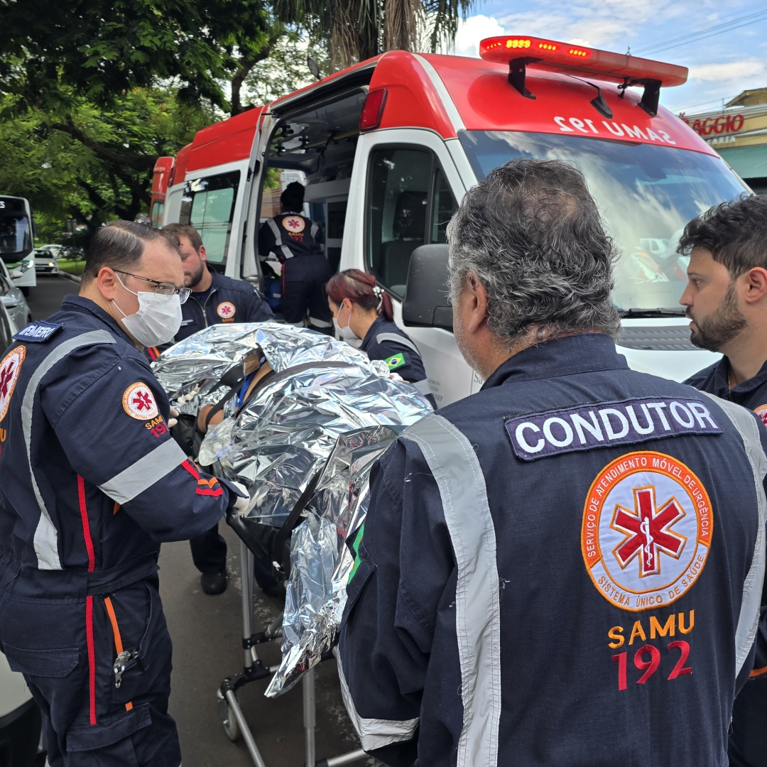 Mulher sofre ferimentos graves após se envolver em acidente de moto na Avenida Tiradentes