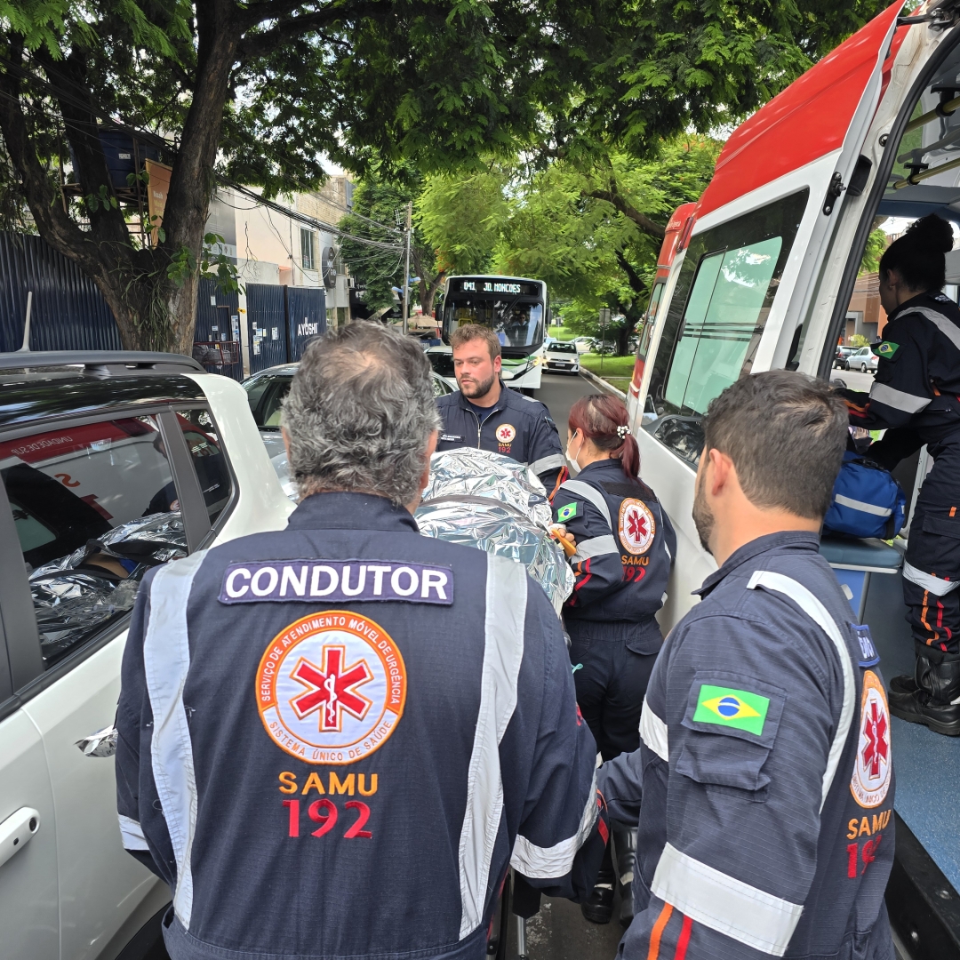 Mulher sofre ferimentos graves após se envolver em acidente de moto na Avenida Tiradentes