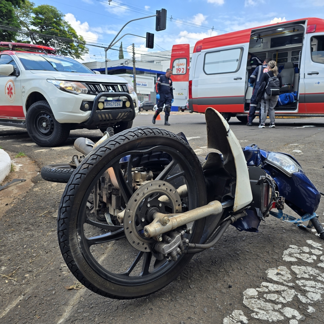 Mulher sofre ferimentos graves após se envolver em acidente de moto na Avenida Tiradentes