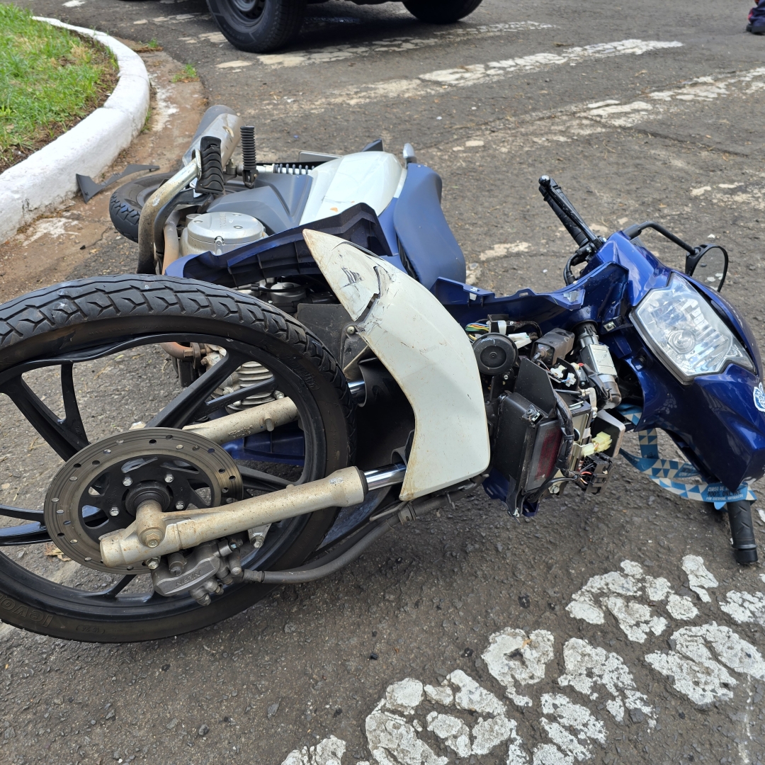 Mulher sofre ferimentos graves após se envolver em acidente de moto na Avenida Tiradentes