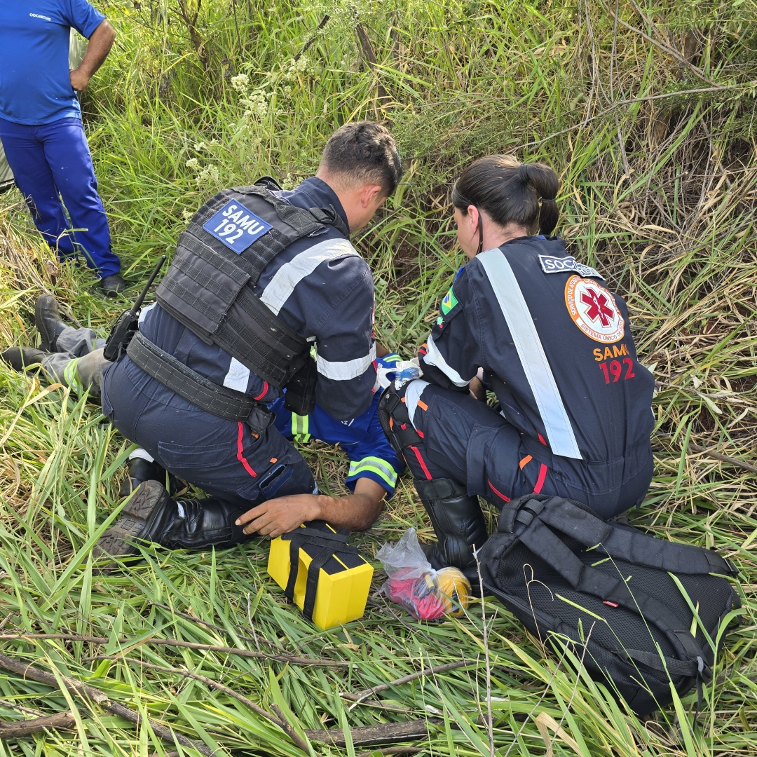 Homem é socorrido ao capotar carro na marginal da rodovia PR-323