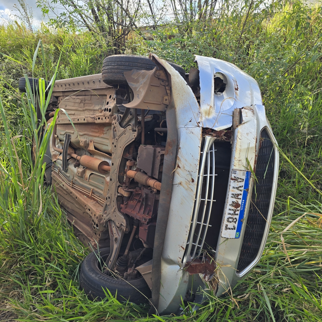 Homem é socorrido ao capotar carro na marginal da rodovia PR-323