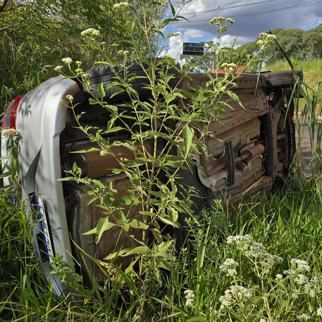 Homem é socorrido ao capotar carro na marginal da rodovia PR-323
