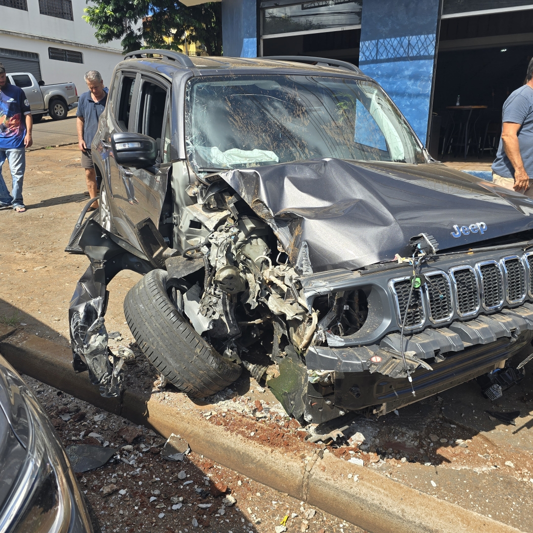 Dois homens são socorridos após acidente grave na Avenida Colombo