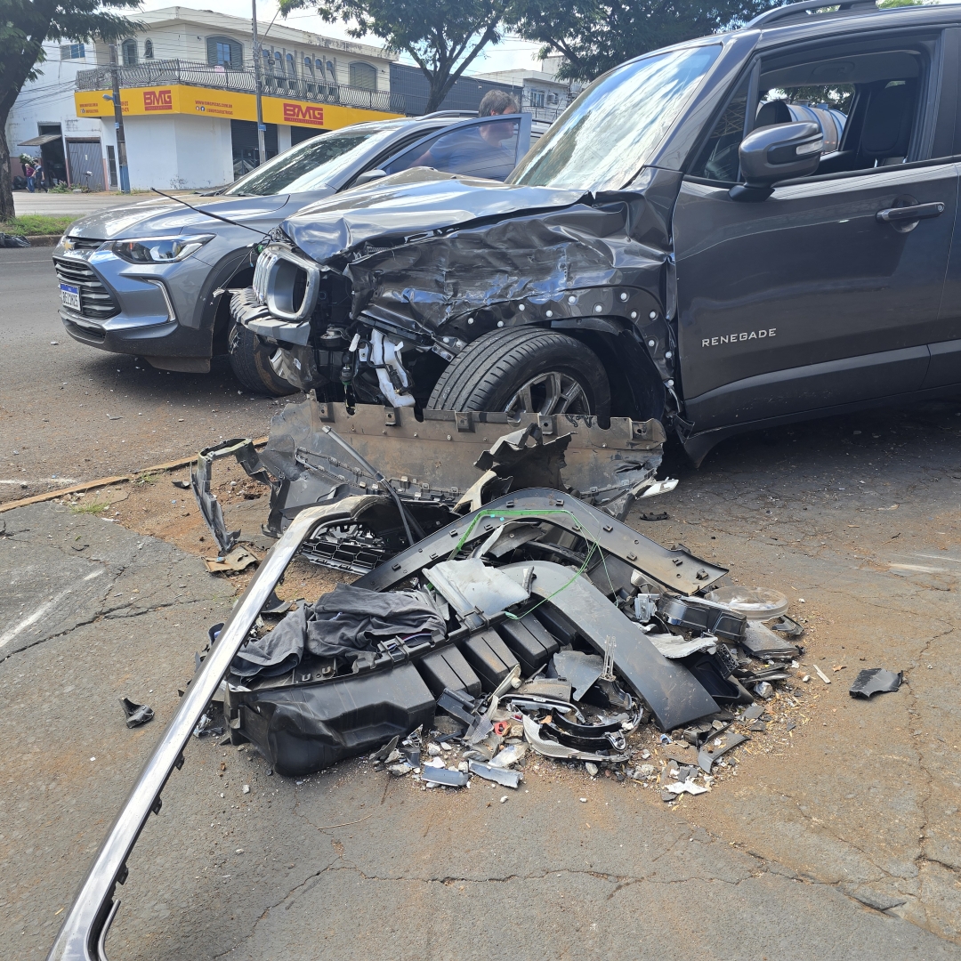 Dois homens são socorridos após acidente grave na Avenida Colombo
