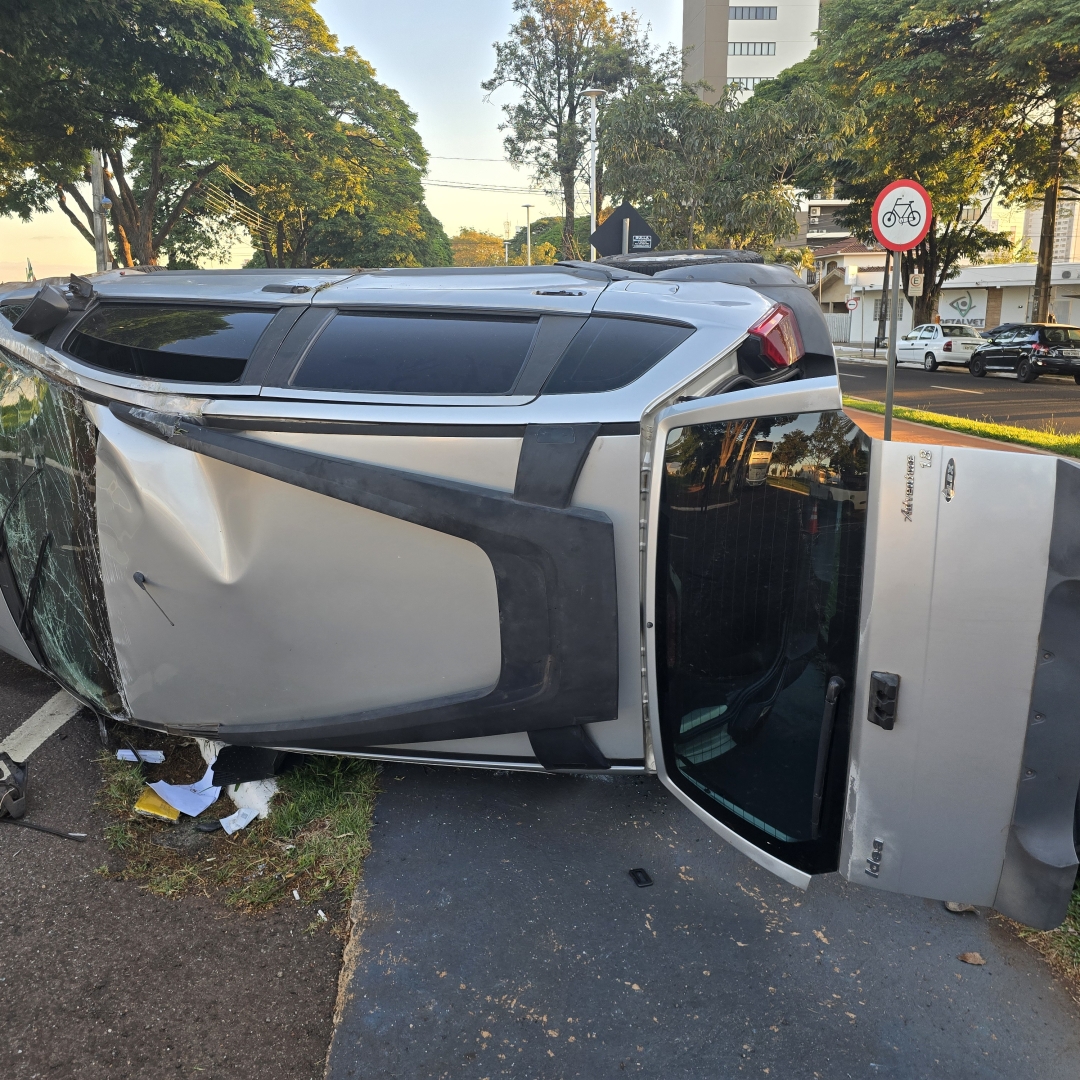 Pai e filha sofrem acidente na Avenida Gastão Vidigal