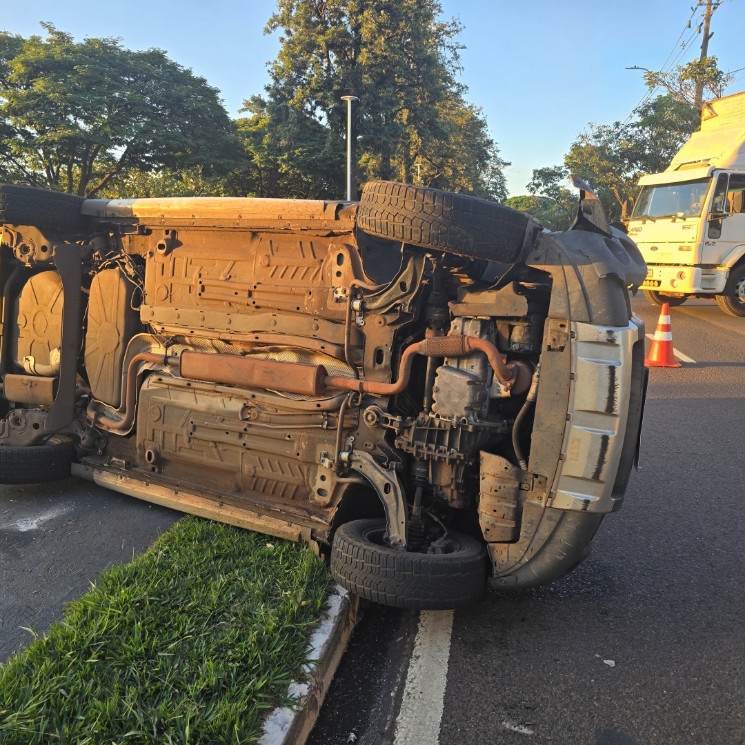 Pai e filha sofrem acidente na Avenida Gastão Vidigal