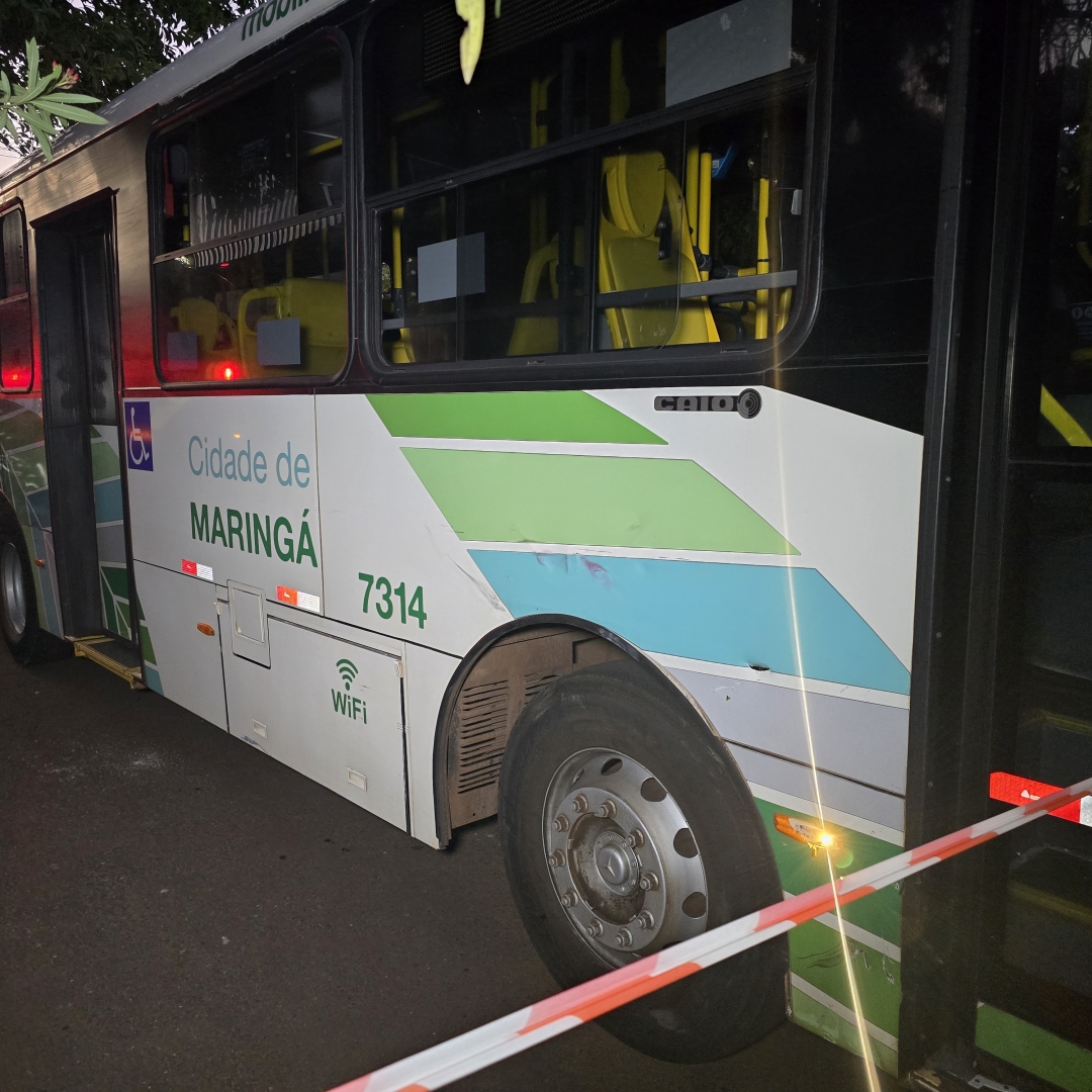 Acidente entre Scooter elétrica e ônibus da TCC deixa dois homens gravemente feridos