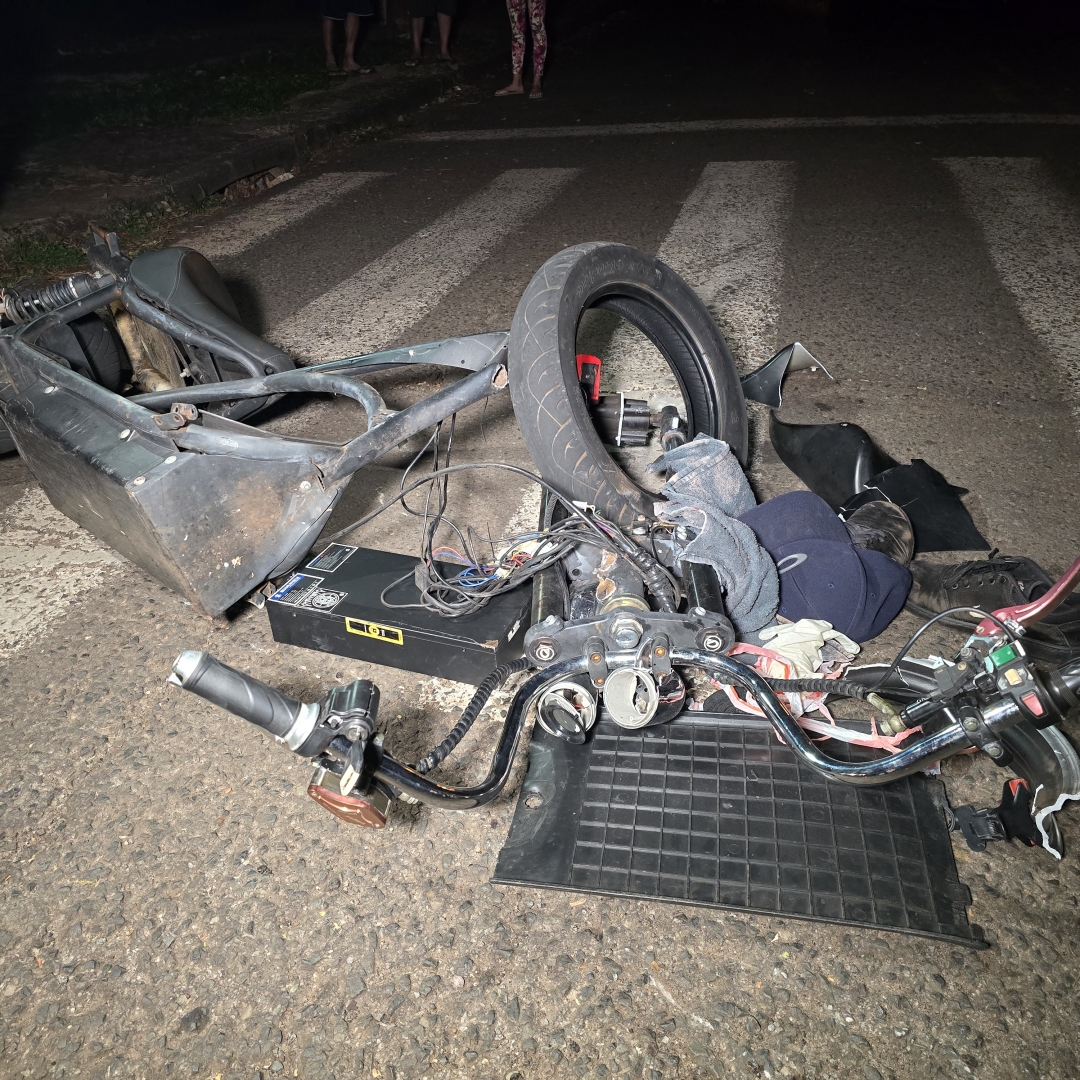 Acidente entre Scooter elétrica e ônibus da TCC deixa dois homens gravemente feridos