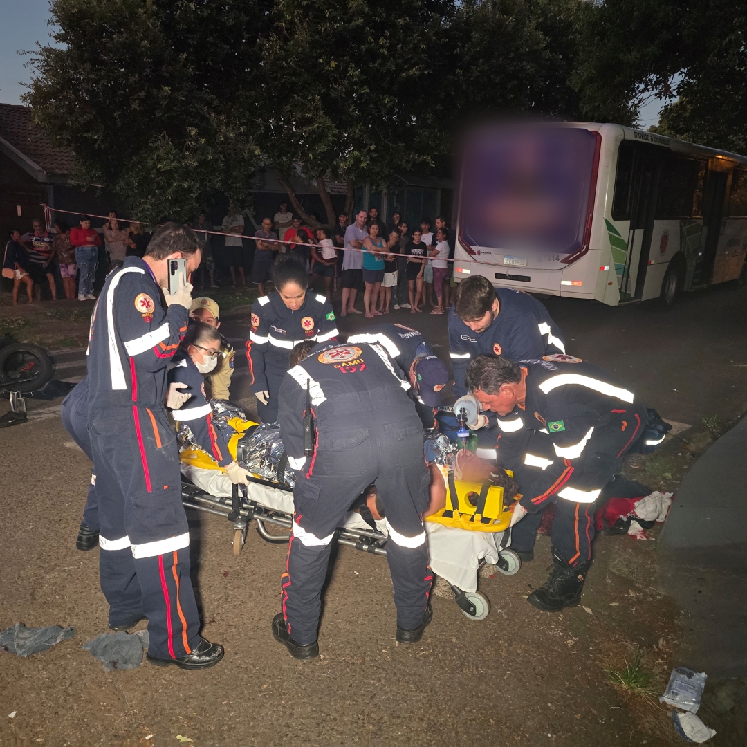 Acidente entre Scooter elétrica e ônibus da TCC deixa dois homens gravemente feridos